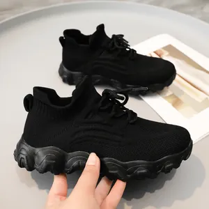 Detailansicht schwarzer atmungsaktiver Fly-Knit-Sneaker mit welliger Plateausohle