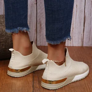 Vue détaillée de baskets en maille beige respirantes avec talon métallique doré