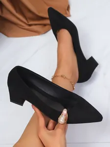 Detailansicht eleganter schwarzer Pumps mit Blockabsatz und spitzer Kappe für das Büro.