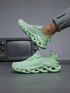 Vista detallada de zapatillas de malla verde menta transpirables con una suela ondulada hueca única
