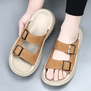 Sandales en daim marron pour homme avec boucles et semelles beiges épaisses