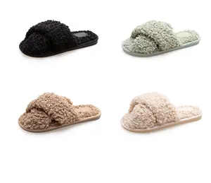 Sammlung lockiger Kunstfell-Hausschuhe für Damen in Schwarz, Salbei, Hellbraun und Creme
