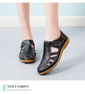 Handgefertigte schwarze Ledersandalen für Damen mit weicher Gummisohle und Hohlmuster