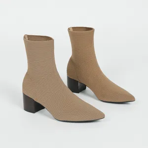 Detailansicht der spitzen Strick-Sockenstiefel mit klobigen Absätzen in Holzoptik