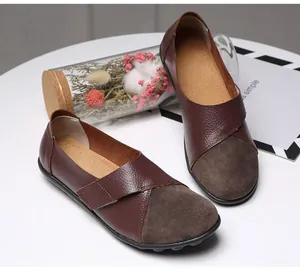 Lässige braune Damen-Loafers mit Wildleder-Zehenkappe und genarbter Lederoptik.