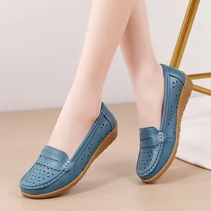 Detailansicht der blauen Leder-Loafer mit atmungsaktivem Lochmuster für Damen.