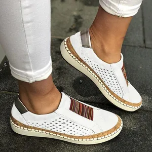 Detailansicht weißer perforierter Damen-Freizeitschuhe mit bunten Streifen