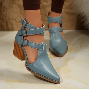 Vue détaillée de sandales pointues bleu clair avec des talons épais et des boucles