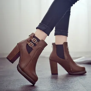 Bottines vintage en cuir marron avec talon bloc et détails de double bride à boucle