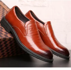 Gros plan de chaussures décontractées en cuir marron pour hommes avec libellule gaufrée