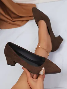 Elegante braune Wildleder-Pumps mit spitzer Zehenpartie und Blockabsatz für Damen.