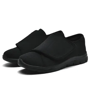 Scarpe da passeggio leggere in mesh nero con chiusura in velcro regolabile da donna.