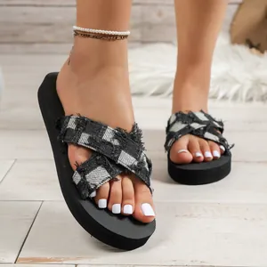 Detailansicht der Plateau-Sandalen mit karierten Kreuzriemen und Fransen-Denim-Kanten