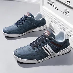 Scarpe casual in pelle blu da uomo con suole bianche per uso quotidiano e business