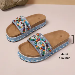 Vista detallada de la plataforma de 4 cm de altura de estas sandalias con cuentas.