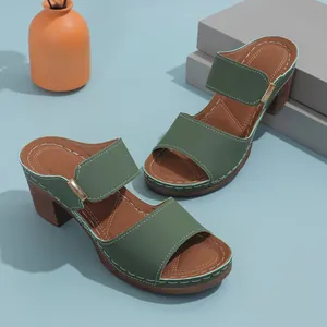 Vue détaillée des sandales à talons épais vert foncé pour femmes avec boucle dorée.