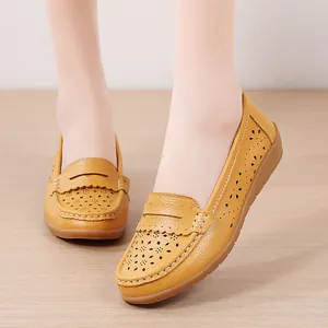 Nahaufnahme gelber gelochter Leder-Loafers mit bequemer weicher Keilsohle für Damen