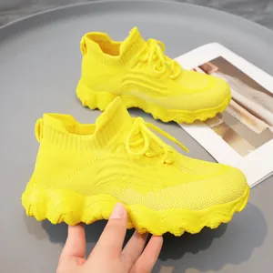 Nahaufnahme der atmungsaktiven fly-weave sneaker für Damen in Gelb