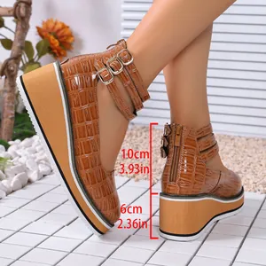 Détail de chaussures compensées marron texture crocodile, talon de 10 cm et plateforme de 6 cm.