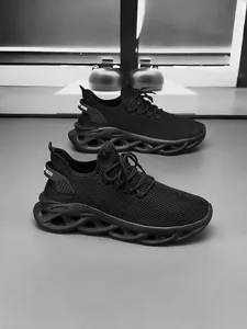 Detalle de zapatillas de malla negra transpirable con suela de amortiguación hueca