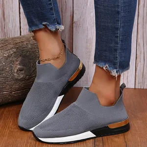 Détail des baskets en maille respirante grise pour femmes avec accent doré au talon