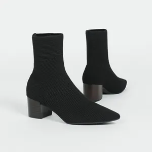 Detailansicht schwarze spitze Strick-Sockenstiefel mit klobigen Holzmaserung-Absätzen