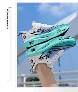 Makroansicht von atmungsaktivem Mesh und dicker türkisfarbener Sohle bei Laufschuhen
