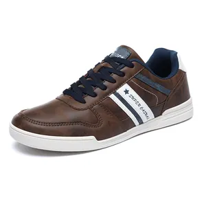 Sneaker casual da uomo marroni in finta pelle con suola in gomma bianca e lacci blu