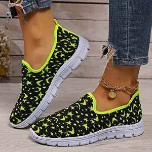 Vista detallada de zapatillas sin cordones transpirables con patrón de estrellas neón