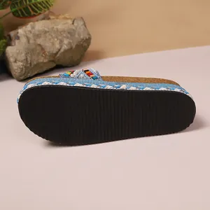 Primer plano de la suela negra antideslizante de estas sandalias de plataforma