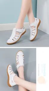 Detailansicht der weißen handgefertigten Leder-Sandalen mit Klettverschluss