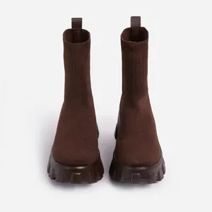 Primer plano de los botines de calcetín en punto marrón con suela de plataforma
