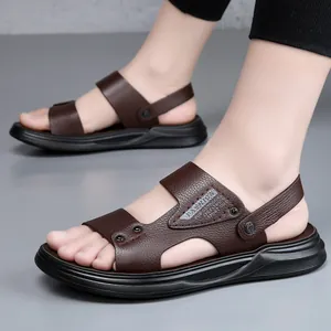 Sandali da uomo premium in vera pelle marrone scuro con suola morbida per l'estate in spiaggia.