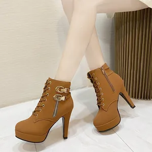 Bottines élégantes à talons hauts marron clair avec plateforme, zip et double boucle