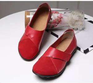 Detailansicht roter Damen-Loafer mit Klettverschluss und hochwertiger Wildleder-Textur