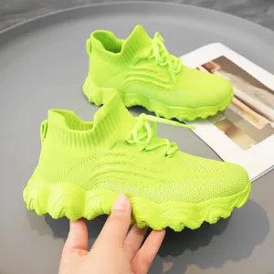 Nahaufnahme neongrüner atmungsaktiver Fly-Knit Socken-Sneaker für modische Damenfreizeit