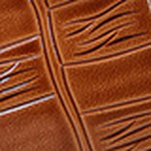 Vue macro détaillée montrant la texture du cuir verni marron gaufré pour chaussures