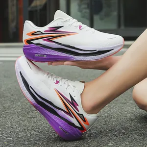 Moderne ultraleichte Carbon-Laufschuhe mit atmungsaktivem Mesh und lila Sohlen