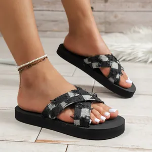 Modische Damen Sandalen mit schwarz-weißem Karomuster und schwarzer Plateausohle