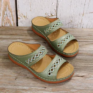 Sandales compensées vert olive pour femmes avec lanières brodées sur bois