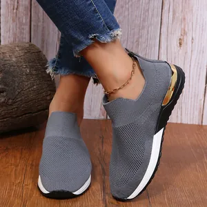 Vue détaillée de baskets en maille grise respirante avec talon doré élégant