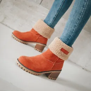 Detail der orangefarbenen Wildleder-Schneestiefel mit Blockabsatz und Fleece.