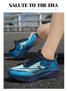 Detaillierte Seitenansicht blauer Marathon-Laufschuhe mit Carbonplatte und Gummisohle.