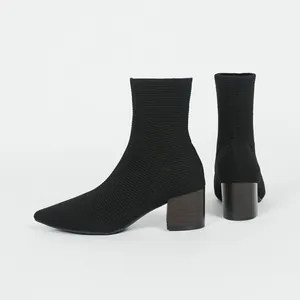 Seiten- und Rückansicht schwarzer spitzer Strickstiefel mit Blockabsatz
