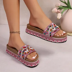 Sandalias de plataforma estilo étnico con cuentas de colores y perlas en los pies