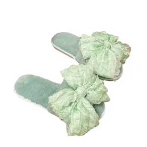 Zoete mintgroene binnenhuis pantoffels met grote ruches strikken en zachte bontzolen.