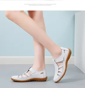 Atmungsaktive weiße Leder-Sandalen mit praktischem Klettverschluss und weicher Gummisohle