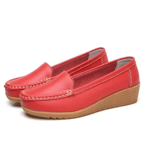 Klassische rote Leder-Loafer mit Keilabsatz für Damen mit bequemer Gummisohle