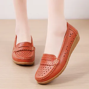 Bequeme braune Leder-Loafer für Damen mit atmungsaktivem floralem Ausschnitt und weicher Sohle