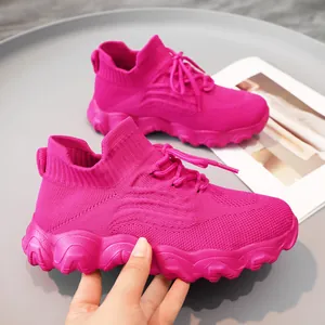Nahaufnahme leuchtend rosa flyknit Socken-Sneaker mit gewellter, gedämpfter Sohle
